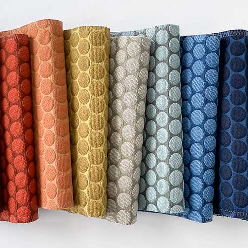 Ronda - Metalassé construction creates plump, cushioned pockets in a modern honeycomb design.